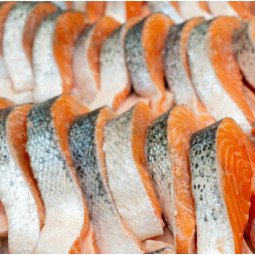 salmón noruego superior en rodajas